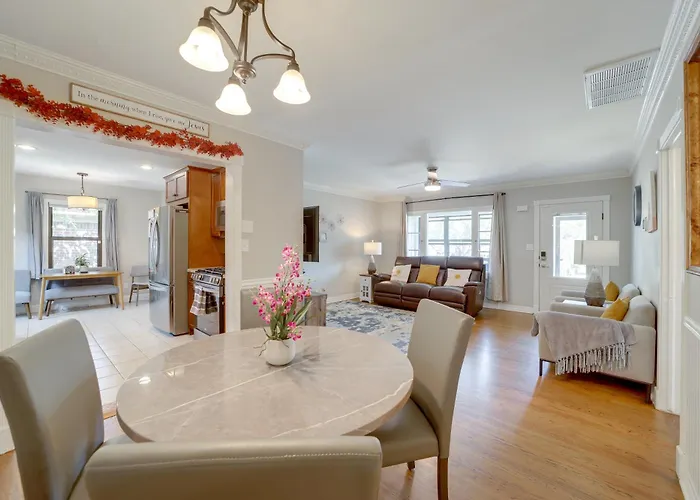 Walk To Expo Square: 4 Mi To Dtwn Holiday home