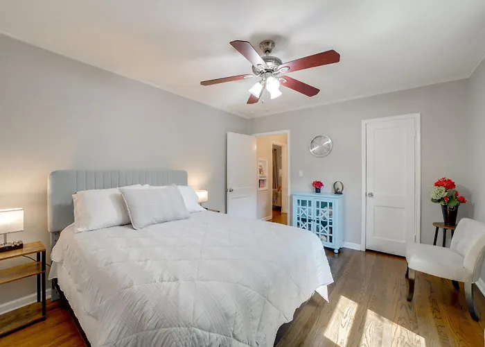 Walk To Expo Square: 4 Mi To Dtwn Holiday home