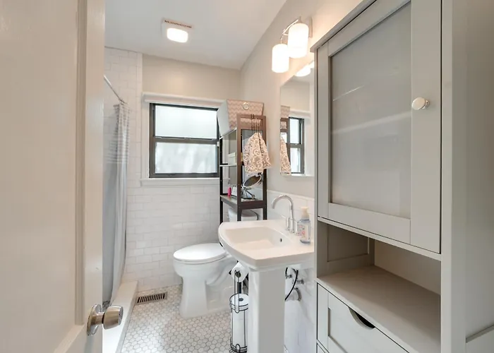 Walk To Expo Square: 4 Mi To Dtwn Holiday home